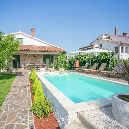 Comfortable Villa In Tar With Swimming Pool Villa