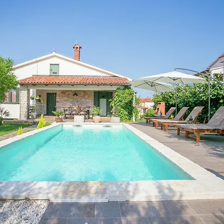 Villa Comfortable Villa In Tar With Swimming Pool *
