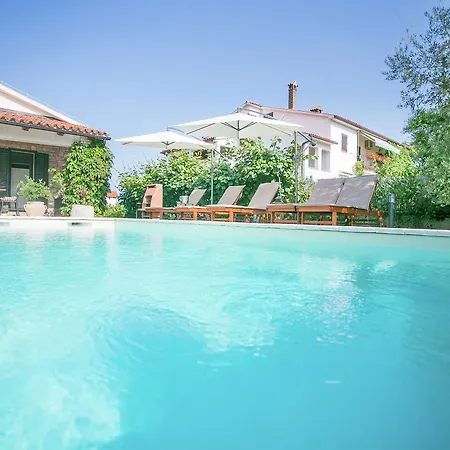 Comfortable Villa In Tar With Swimming Pool Villa *