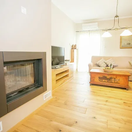 Villa Comfortable Villa In Tar With Swimming Pool Tar-Vabriga