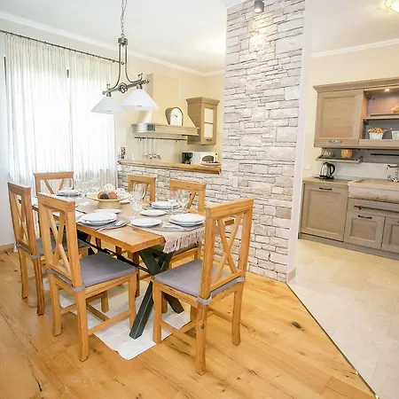 Comfortable In Tar With Swimming Pool Villa