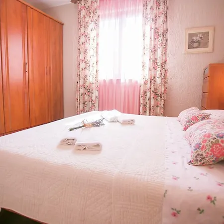 Comfortable In Tar With Swimming Pool Villa *
