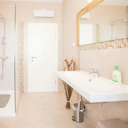 Comfortable Villa In Tar With Swimming Pool Villa
