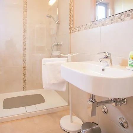 Comfortable In Tar With Swimming Pool Villa *