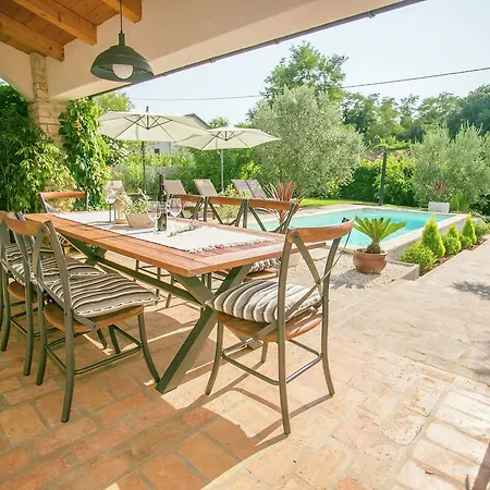 Villa Comfortable Villa In Tar With Swimming Pool